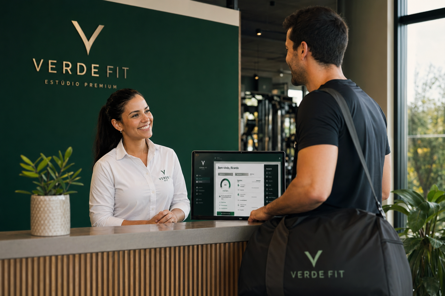 Recepcionista atendendo aluno na recepção de um estúdio premium